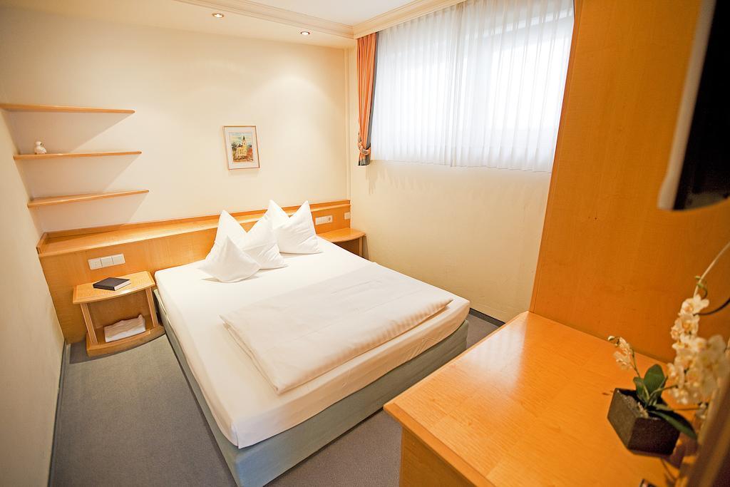 גרלינגן Hotel Krone Ohg חדר תמונה